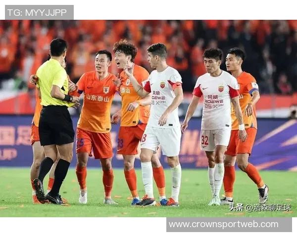 山东泰山队备战上海海港队赛前训练全景展现团队士气与战术准备